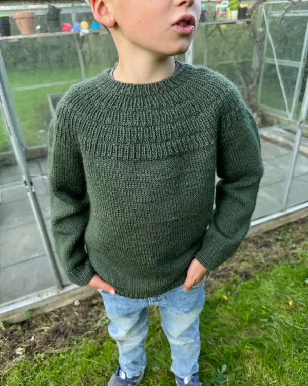 PetiteKnit Anker’s Sweater is knitted in Peer Gynt in the color Pine 9581 from Sandnes Garn. The color 9581 is discontinued and the closest match in our selection is the color 9572 Dark Green Heather. PetiteKnit Anker’s Sweater is knitted in Peer Gynt in the color Pine 9581 from Sandnes Garn. The color 9581 is discontinued and the closest match in our selection is the color 9572 Dark Green Heather.