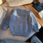 PetiteKnit Anker’s Sweater is knitted in Peer Gynt in the color Blue Heather 6324 from Sandnes Garn.