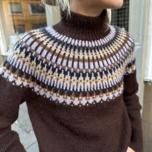 PetiteKnit Celeste Sweater is knitted in Peer Gynt in the colors Cacao Nibs 3091, Perfect Purple 5012, Muskat Melange 3070, Night Sky 5591 and Shell Melange 2710 from Sandnes Garn. The color 2710 is discontinued and the closest match in our selection is the color 3021 Light Beige Heather.