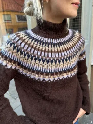 PetiteKnit Celeste Sweater is knitted in Peer Gynt in the colors Cacao Nibs 3091, Perfect Purple 5012, Muskat Melange 3070, Night Sky 5591 and Shell Melange 2710 from Sandnes Garn. The color 2710 is discontinued and the closest match in our selection is the color 3021 Light Beige Heather.