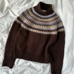 PetiteKnit Celeste Sweater is knitted in Peer Gynt in the colors Cacao Nibs 3091, Perfect Purple 5012, Muskat Melange 3070, Night Sky 5591 and Shell Melange 2710 from Sandnes Garn. The color 2710 is discontinued and the closest match in our selection is the color 3021 Light Beige Heather.