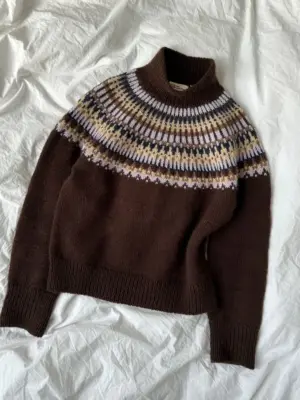 PetiteKnit Celeste Sweater is knitted in Peer Gynt in the colors Cacao Nibs 3091, Perfect Purple 5012, Muskat Melange 3070, Night Sky 5591 and Shell Melange 2710 from Sandnes Garn. The color 2710 is discontinued and the closest match in our selection is the color 3021 Light Beige Heather. PetiteKnit Celeste Sweater is knitted in Peer Gynt in the colors Cacao Nibs 3091, Perfect Purple 5012, Muskat Melange 3070, Night Sky 5591 and Shell Melange 2710 from Sandnes Garn. The color 2710 is discontinued and the closest match in our selection is the color 3021 Light Beige Heather.