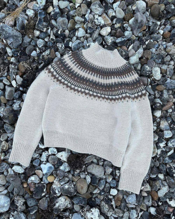 PetiteKnit Celeste Sweater is knitted in Peer Gynt in the colors Almond 2511, Shell Melange 2710, Medium Brown Heather 2652, Charcoal Melange 1065 and Muskat Melange 3070 from Sandnes Garn. The color 2710 is discontinued and the closest match in our selection is the color 3021 Light Beige Heather. PetiteKnit Celeste Sweater is knitted in Peer Gynt in the colors Almond 2511, Shell Melange 2710, Medium Brown Heather 2652, Charcoal Melange 1065 and Muskat Melange 3070 from Sandnes Garn. The color 2710 is discontinued and the closest match in our selection is the color 3021 Light Beige Heather.
