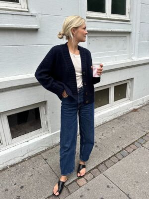 The dark blue Eva Cardigan is knitted in Peer Gynt by Sandnes Garn in the color Night sky [5591].