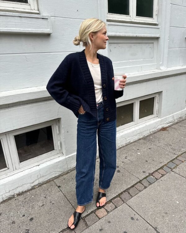 The dark blue Eva Cardigan is knitted in Peer Gynt by Sandnes Garn in the color Night sky [5591].