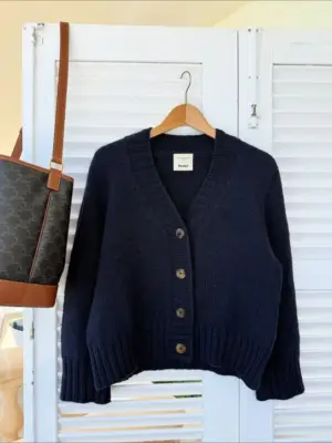 The dark blue Eva Cardigan is knitted in Peer Gynt by Sandnes Garn in the color Night sky [5591].