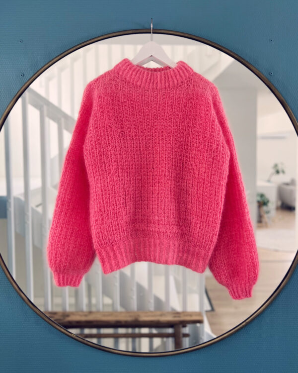 Magnolia by PoolaKnits is knitted in yarns that is not available in our store. The closest match in our selection is Sandnes Garn Alpakka Ull in color 4227 Equestrian Red.