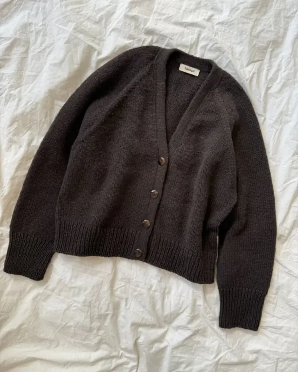 The brown Champagne Cardigan is knitted in Heavy Merino by Knitting for Olive in the color Brown bear. The cardigan is knitted 5 cm shorter than stated in the pattern. The brown Champagne Cardigan is knitted in Heavy Merino by Knitting for Olive in the color Brown bear. The cardigan is knitted 5 cm shorter than stated in the pattern.