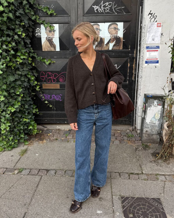 The brown Champagne Cardigan is knitted in Heavy Merino by Knitting for Olive in the color Brown bear. The cardigan is knitted 5 cm shorter than stated in the pattern. The brown Champagne Cardigan is knitted in Heavy Merino by Knitting for Olive in the color Brown bear. The cardigan is knitted 5 cm shorter than stated in the pattern.