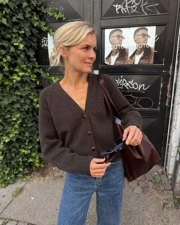 The brown Champagne Cardigan is knitted in Heavy Merino by Knitting for Olive in the color Brown bear. The cardigan is knitted 5 cm shorter than stated in the pattern. The brown Champagne Cardigan is knitted in Heavy Merino by Knitting for Olive in the color Brown bear. The cardigan is knitted 5 cm shorter than stated in the pattern.