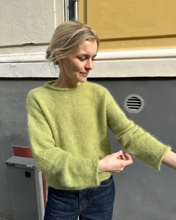 De groene Cloud Blouse is gebreid van Silk Mohair van Isager in kleur 57.