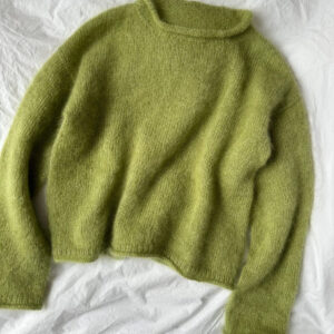 De groene Cloud Blouse is gebreid van Silk Mohair van Isager in kleur 57.