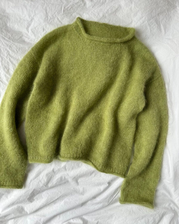 The green Cloud Blouse is knitted in Silk Mohair by Isager in color 57. De groene Cloud Blouse is gebreid van Silk Mohair van Isager in kleur 57.