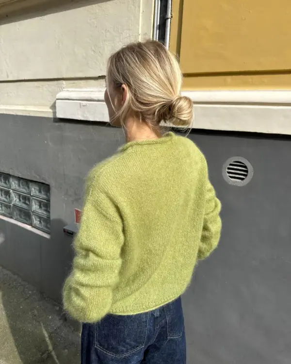 The green Cloud Blouse is knitted in Silk Mohair by Isager in color 57. De groene Cloud Blouse is gebreid van Silk Mohair van Isager in kleur 57.
