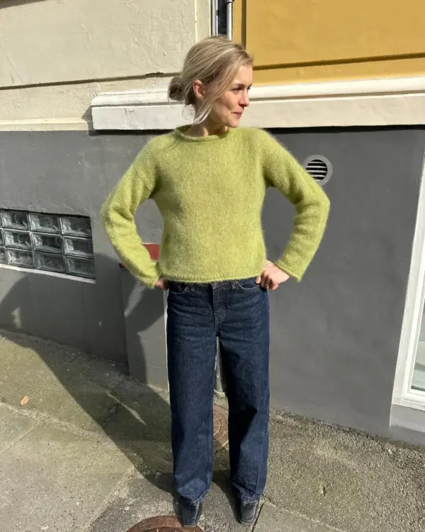 The green Cloud Blouse is knitted in Silk Mohair by Isager in color 57. De groene Cloud Blouse is gebreid van Silk Mohair van Isager in kleur 57.