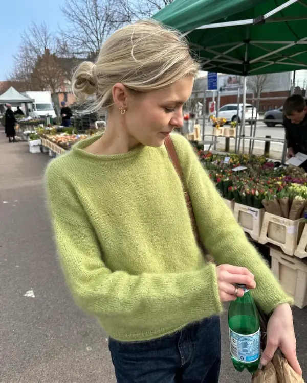 The green Cloud Blouse is knitted in Silk Mohair by Isager in color 57. De groene Cloud Blouse is gebreid van Silk Mohair van Isager in kleur 57.