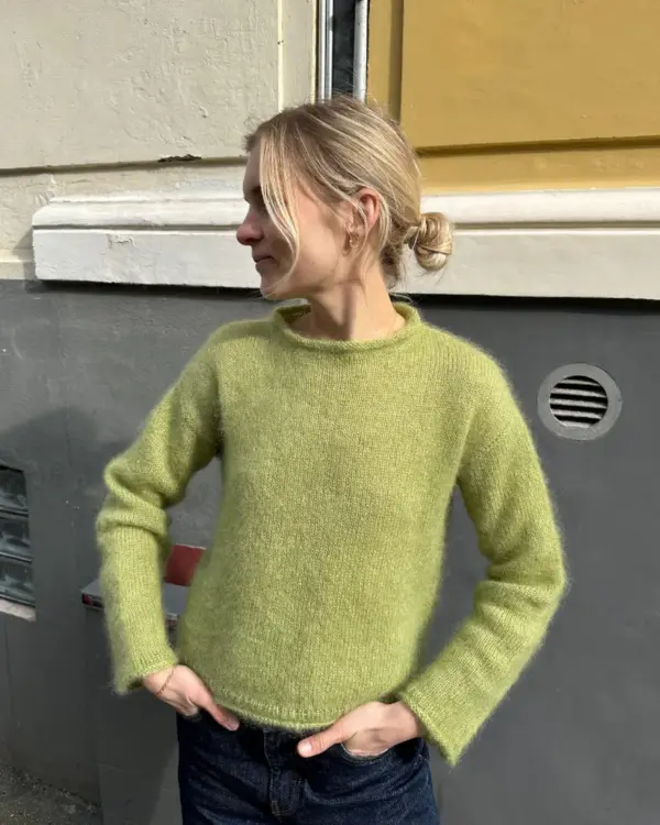 The green Cloud Blouse is knitted in Silk Mohair by Isager in color 57. De groene Cloud Blouse is gebreid van Silk Mohair van Isager in kleur 57.