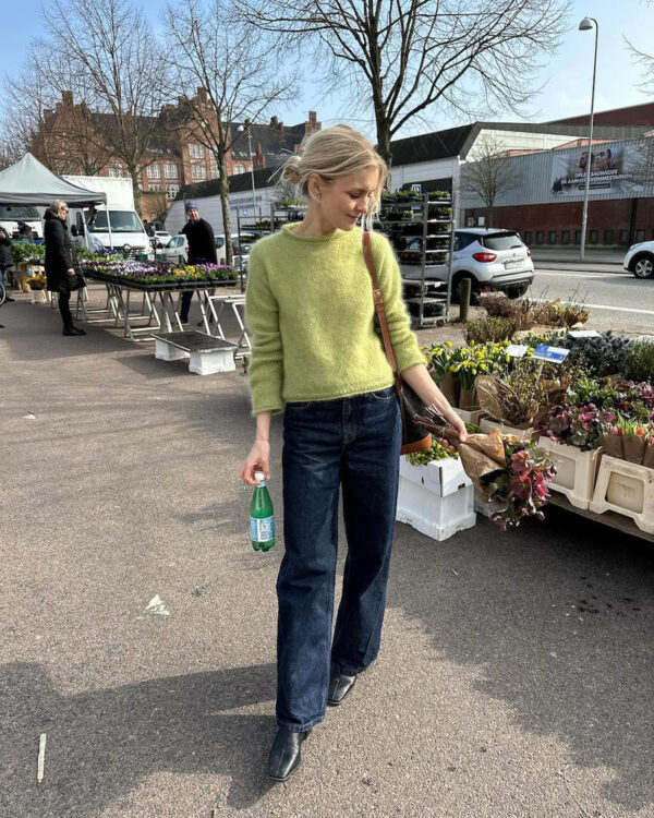 The green Cloud Blouse is knitted in Silk Mohair by Isager in color 57. De groene Cloud Blouse is gebreid van Silk Mohair van Isager in kleur 57.