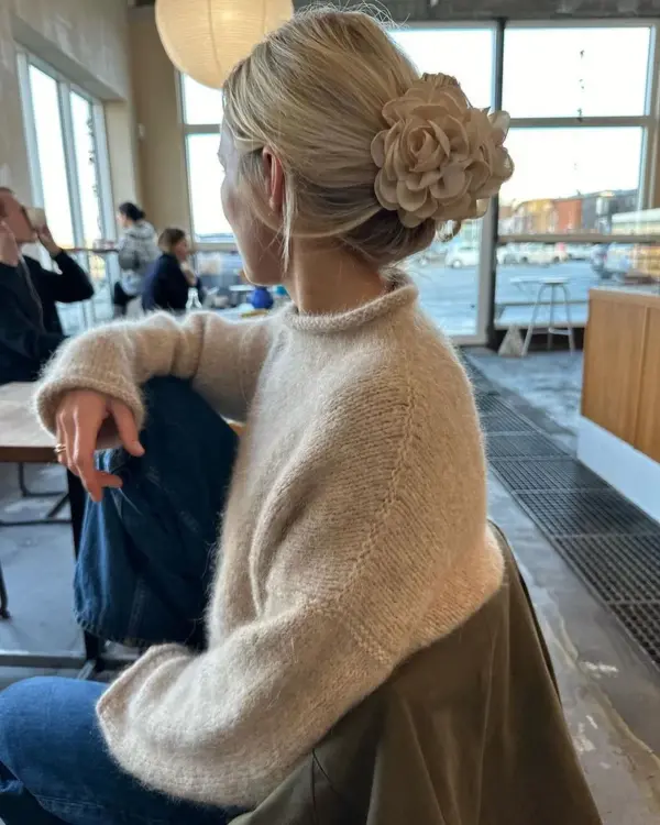 De beige Cloud Sweater is gebreid van Eco Soft van Isager in kleur E6S, samen met Silk Mohair van Isager in kleur 6.