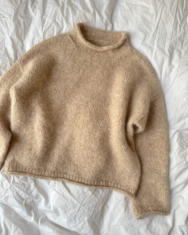 The beige Cloud Sweater is knitted in Eco Soft by Isager in color E6S held together with Silk Mohair by Isager in color 6. De beige Cloud Sweater is gebreid van Eco Soft van Isager in kleur E6S, samen met Silk Mohair van Isager in kleur 6.