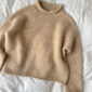De beige Cloud Sweater is gebreid van Eco Soft van Isager in kleur E6S, samen met Silk Mohair van Isager in kleur 6.