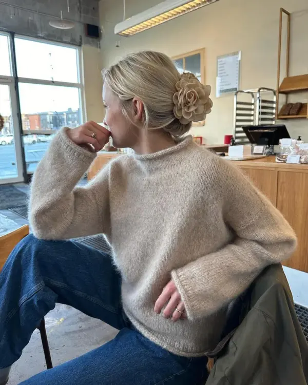 The beige Cloud Sweater is knitted in Eco Soft by Isager in color E6S held together with Silk Mohair by Isager in color 6. De beige Cloud Sweater is gebreid van Eco Soft van Isager in kleur E6S, samen met Silk Mohair van Isager in kleur 6.