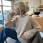 De beige Cloud Sweater is gebreid van Eco Soft van Isager in kleur E6S, samen met Silk Mohair van Isager in kleur 6.