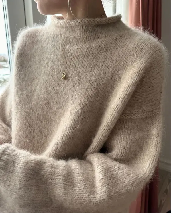 The beige Cloud Sweater is knitted in Eco Soft by Isager in color E6S held together with Silk Mohair by Isager in color 6. De beige Cloud Sweater is gebreid van Eco Soft van Isager in kleur E6S, samen met Silk Mohair van Isager in kleur 6.