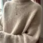 De beige Cloud Sweater is gebreid van Eco Soft van Isager in kleur E6S, samen met Silk Mohair van Isager in kleur 6.