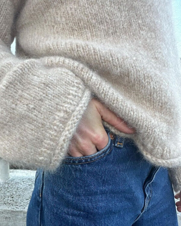 The beige Cloud Sweater is knitted in Eco Soft by Isager in color E6S held together with Silk Mohair by Isager in color 6. De beige Cloud Sweater is gebreid van Eco Soft van Isager in kleur E6S, samen met Silk Mohair van Isager in kleur 6.