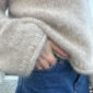 De beige Cloud Sweater is gebreid van Eco Soft van Isager in kleur E6S, samen met Silk Mohair van Isager in kleur 6.
