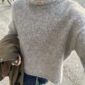 De grijze Cloud Sweater is gebreid van Snefnug van CaMaRose in de kleur Grå [7311], samen met Silk Mohair van Isager in kleur 3S.