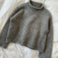 De grijze Cloud Sweater is gebreid van Snefnug van CaMaRose in de kleur Grå [7311], samen met Silk Mohair van Isager in kleur 3S.