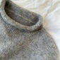 De grijze Cloud Sweater is gebreid van Snefnug van CaMaRose in de kleur Grå [7311], samen met Silk Mohair van Isager in kleur 3S.