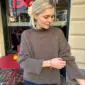 De bruine Cloud Sweater is gebreid met Kos van Sandnes Garn in de kleur Skogbrun [2390], samen met Tynn Silk Mohair van Sandnes Garn in de kleur Mørk Sjokolade [3880].