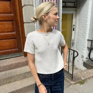 Het witte Cloud T-shirt is gebreid van Compatible Cashmere van Knitting for Olive in de kleur Cream.