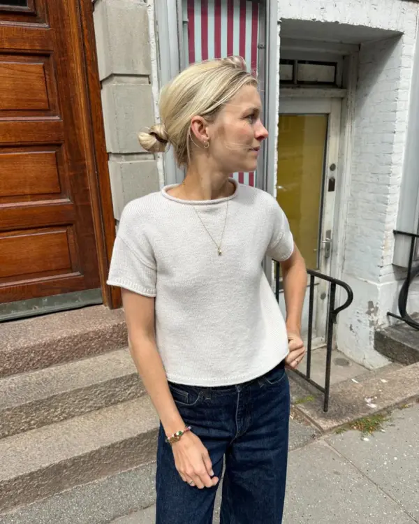 Het witte Cloud T-shirt is gebreid van Compatible Cashmere van Knitting for Olive in de kleur Cream.