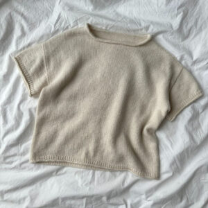 The white Cloud Tee is knitted in Compatible Cashmere by Knitting for Olive in color Cream. Het witte Cloud T-shirt is gebreid van Compatible Cashmere van Knitting for Olive in de kleur Cream.