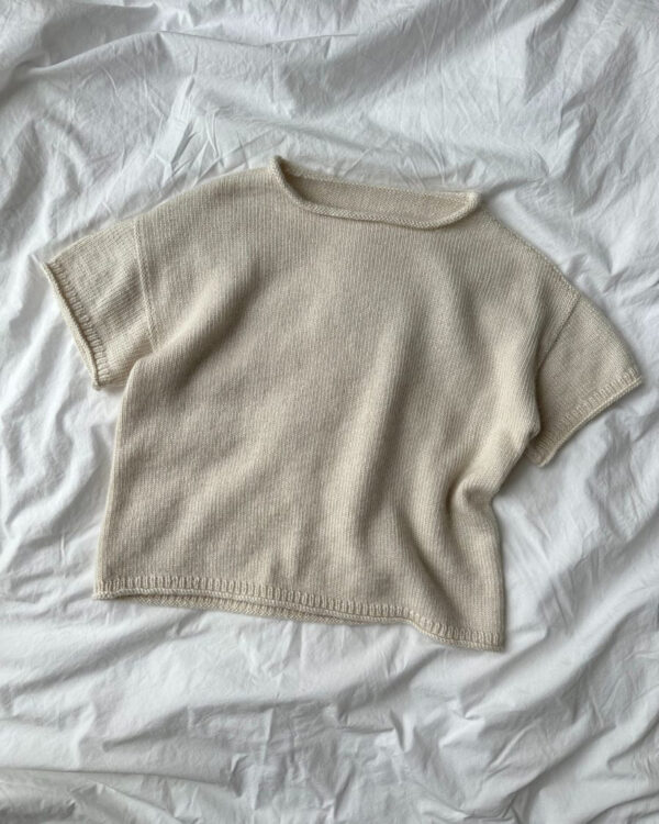 The white Cloud Tee is knitted in Compatible Cashmere by Knitting for Olive in color Cream. Het witte Cloud T-shirt is gebreid van Compatible Cashmere van Knitting for Olive in de kleur Cream.