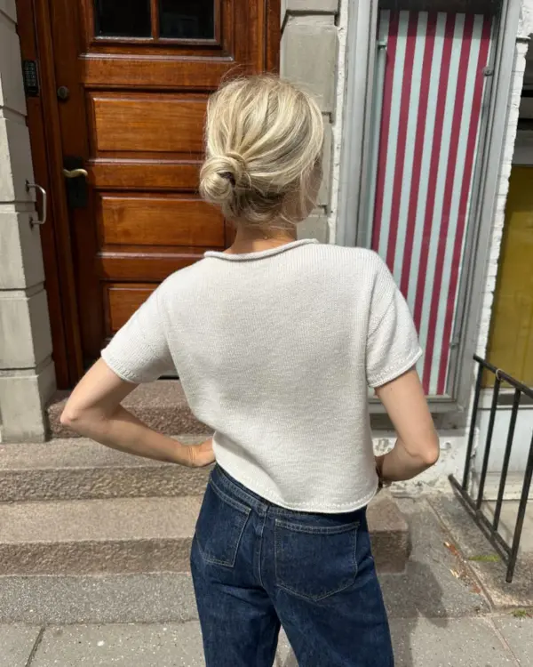The white Cloud Tee is knitted in Compatible Cashmere by Knitting for Olive in color Cream. Het witte Cloud T-shirt is gebreid van Compatible Cashmere van Knitting for Olive in de kleur Cream.