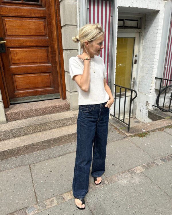 The white Cloud Tee is knitted in Compatible Cashmere by Knitting for Olive in color Cream. Het witte Cloud T-shirt is gebreid van Compatible Cashmere van Knitting for Olive in de kleur Cream.