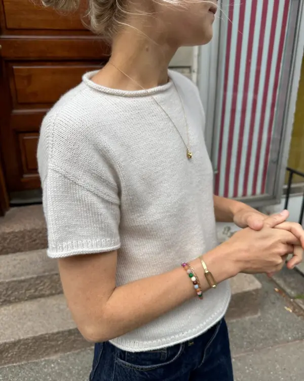 The white Cloud Tee is knitted in Compatible Cashmere by Knitting for Olive in color Cream. Het witte Cloud T-shirt is gebreid van Compatible Cashmere van Knitting for Olive in de kleur Cream.