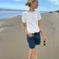 Het witte Cloud T-shirt is gebreid van Tynn Line van Sandnes Garn in de kleur Wit [1002].