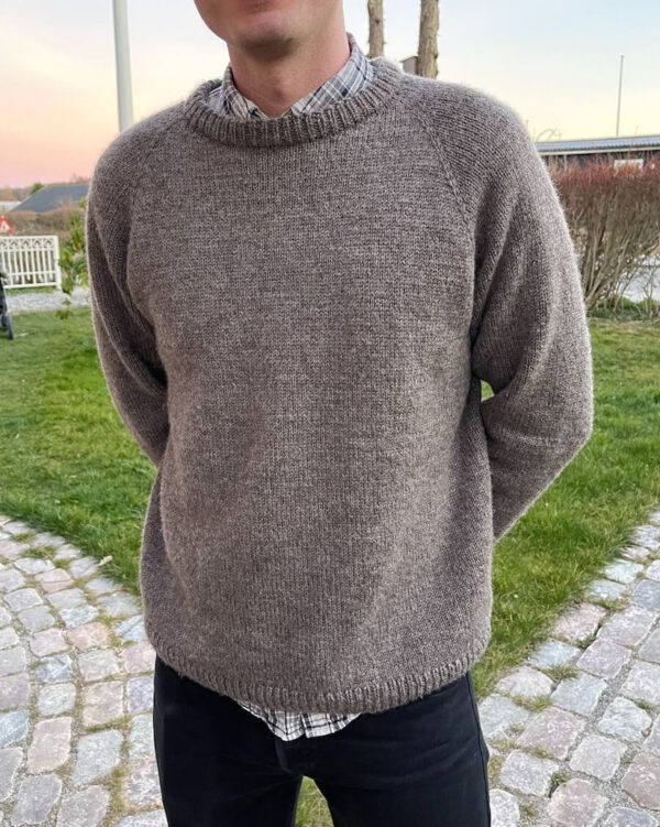 De lichtbruine Hanstholm-trui is gebreid met Peer Gynt van Sandnes Garn in de kleur Medium Brown Heather [2652].