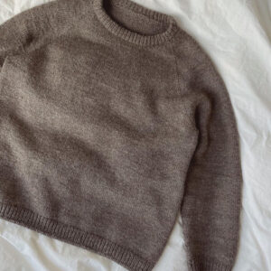 De lichtbruine Hanstholm-trui is gebreid met Peer Gynt van Sandnes Garn in de kleur Medium Brown Heather [2652].