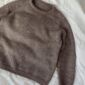 De lichtbruine Hanstholm-trui is gebreid met Peer Gynt van Sandnes Garn in de kleur Medium Brown Heather [2652].