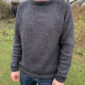 De donkergrijze Hanstholm-trui is gebreid met Peer Gynt van Sandnes Garn in de kleur Charcoal Grey Heather [1088].