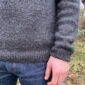 De donkergrijze Hanstholm-trui is gebreid met Peer Gynt van Sandnes Garn in de kleur Charcoal Grey Heather [1088].