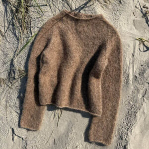 De bruine Ivy Sweater is gebreid van Isager Soft van Isager in de kleur E7S.