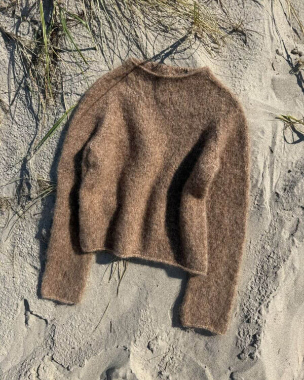 De bruine Ivy Sweater is gebreid van Isager Soft van Isager in de kleur E7S.